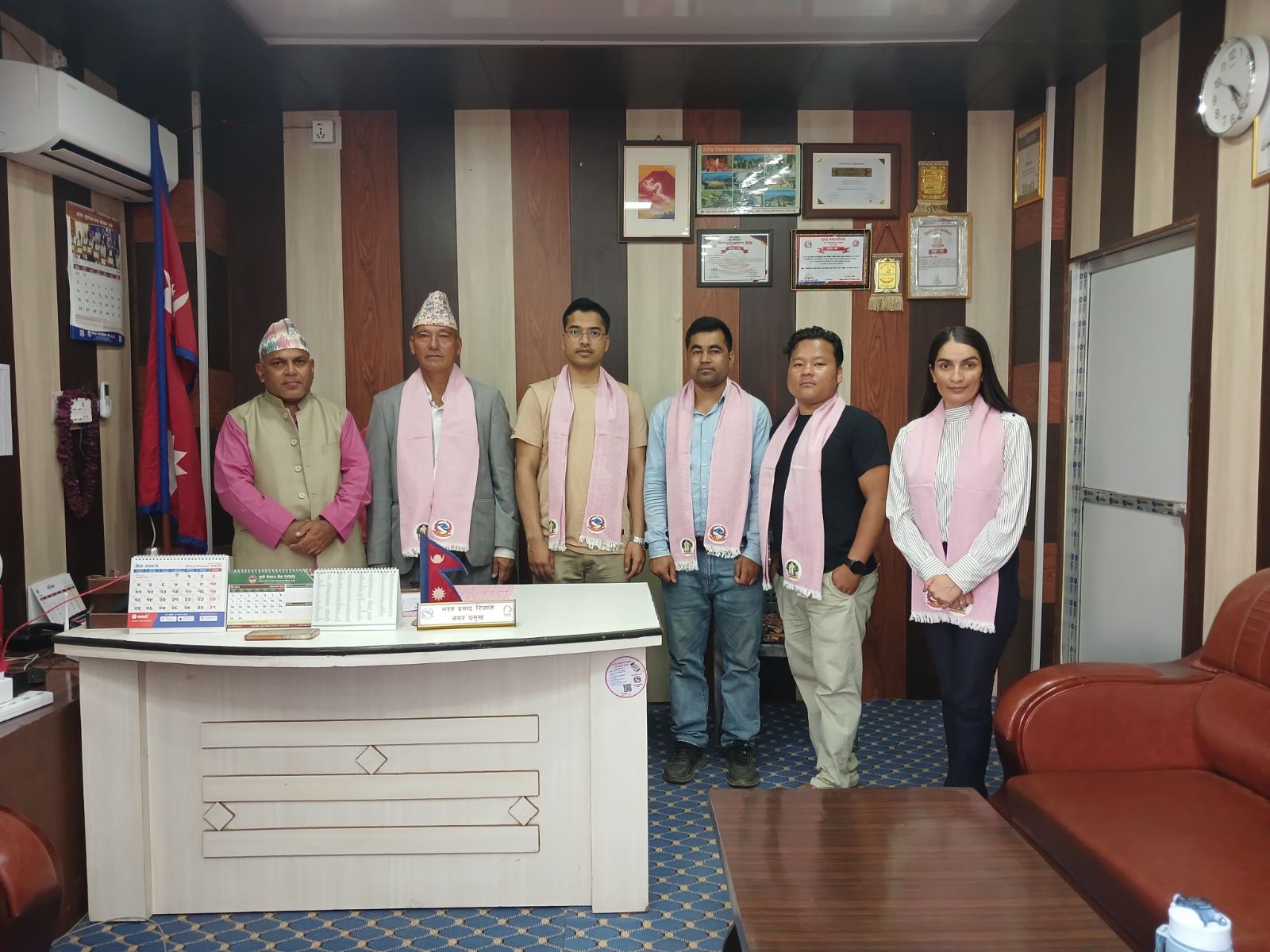 जिल्ला समन्वय समितिका उप-प्रमुख, जिल्ला समन्वय अधिकारी लगायतको टोली  दुल्लु नगरपालिका अनुगमनको क्रममा दुल्लु नगरपालिका प्रमुख श्री भरत प्रसाद रिजालज्यू को कार्यकक्षमा । ।